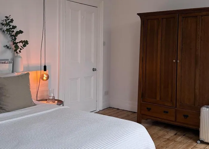 Spacious Victorian Group Retreat | Gated Parking